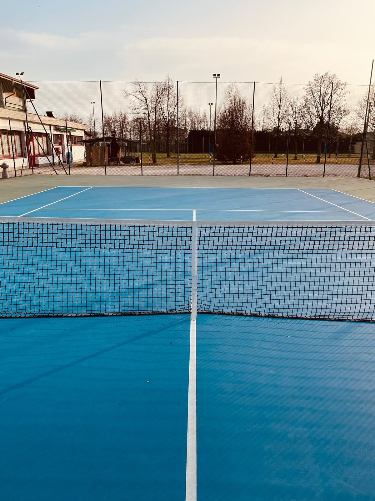 Campo da tennis pronto per la prenotazione a Cordignano